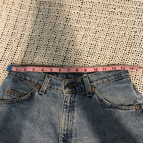 Vintage Levi’s 920 Medium Wash Jean Shorts - Picture 8 of 12